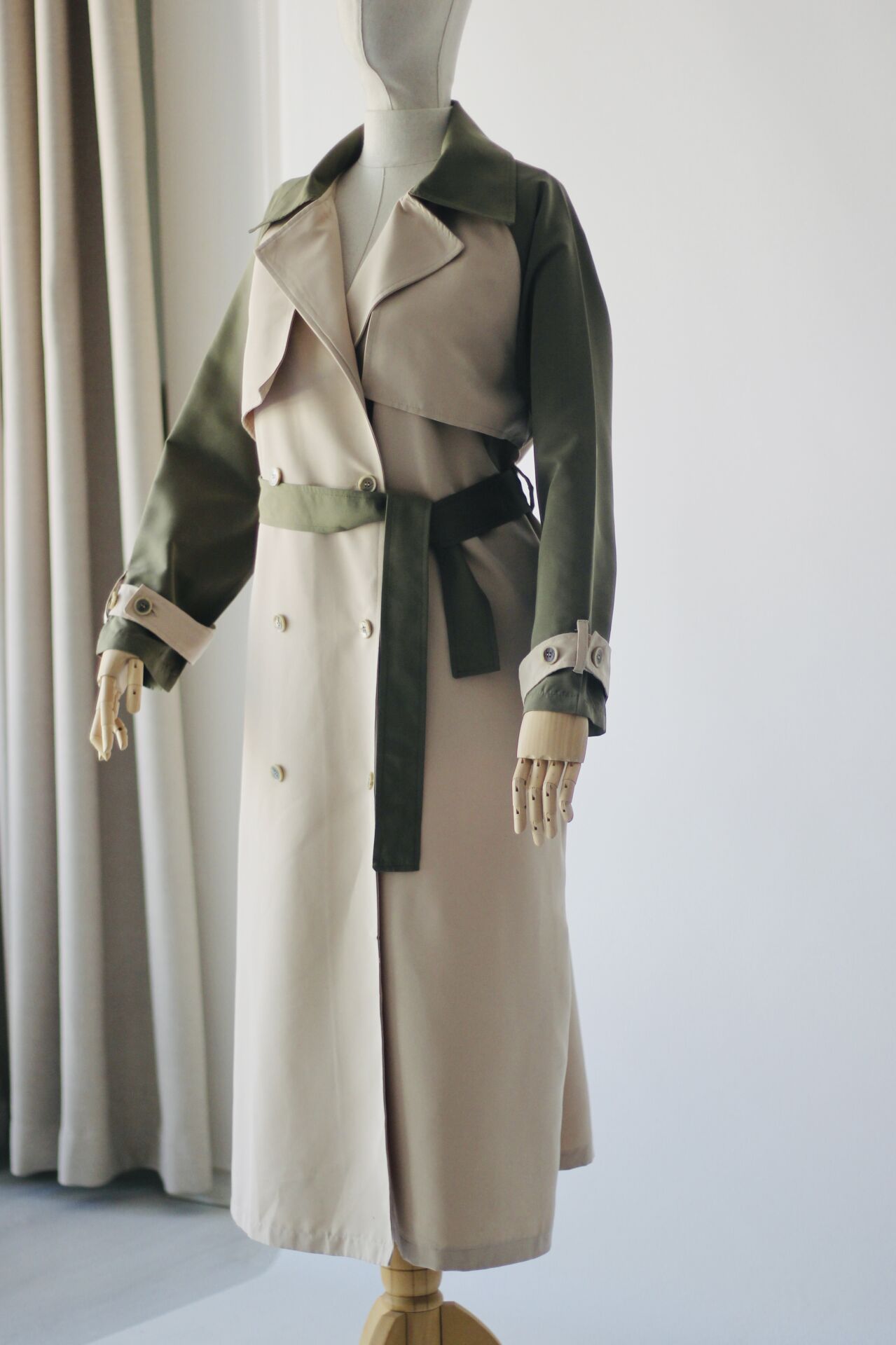 Kontrast bej haki trençkot