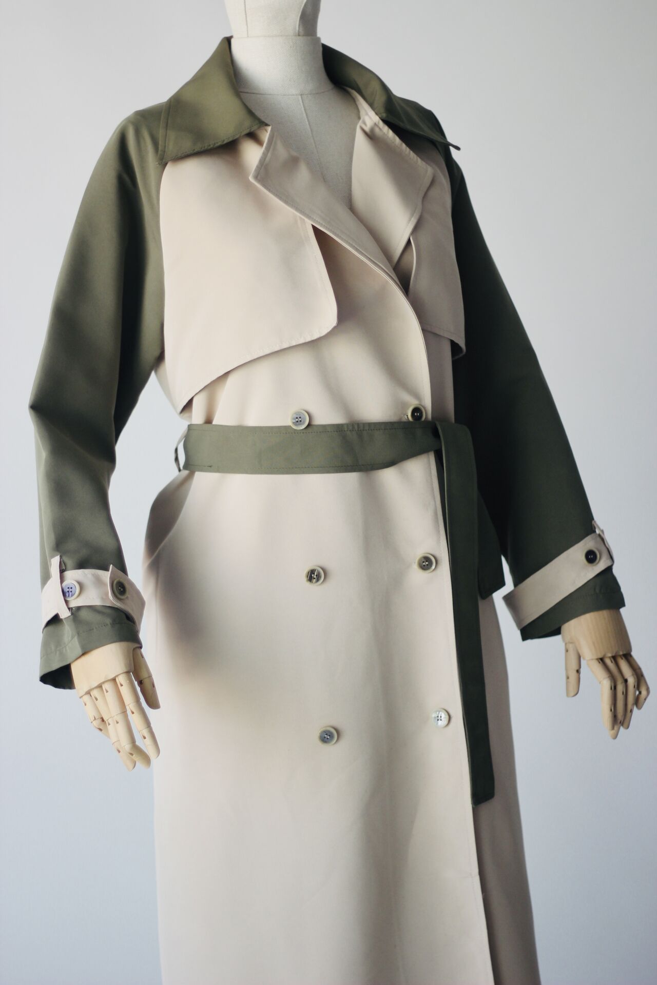 Kontrast bej haki trençkot