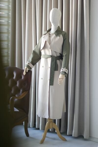 Kontrast bej haki trençkot