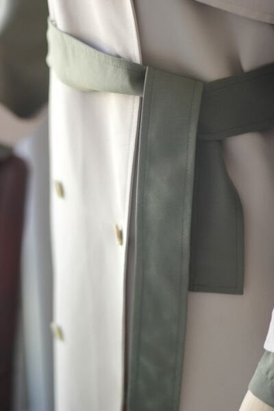 Kontrast bej haki trençkot