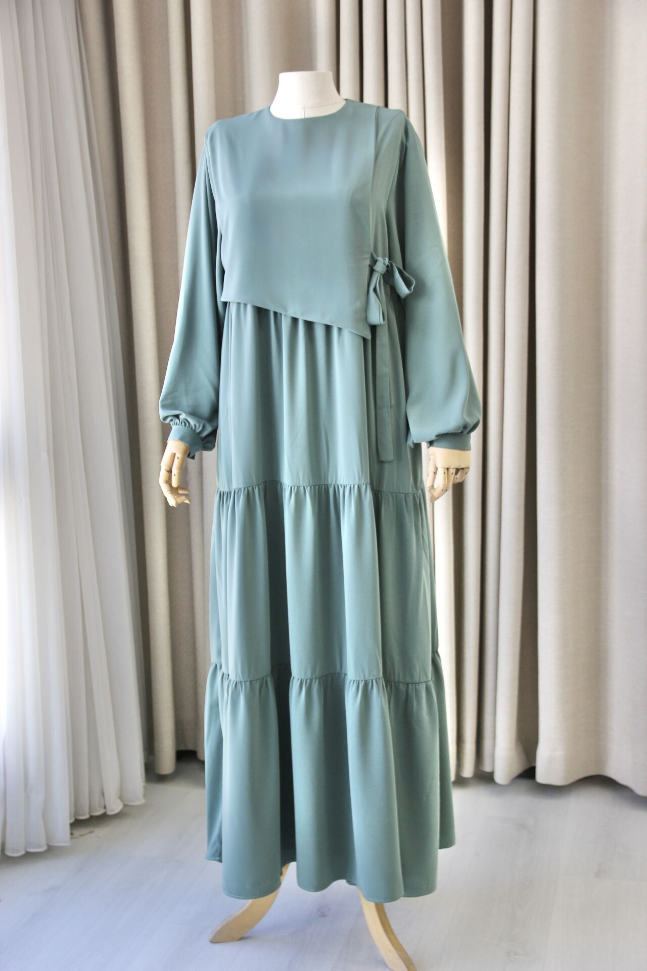 İNCİ ÇAĞLA YEŞİLİ ELBİSE